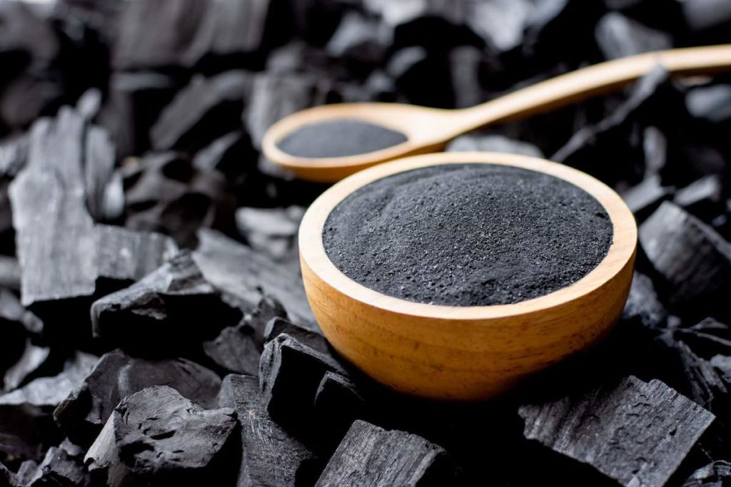 O carvão ativado é uma substância de origem vegetal que possui múltiplas funções. É utilizado para fins medicinais, terapêuticos, estéticos e também como um eficiente elemento purificador de água.