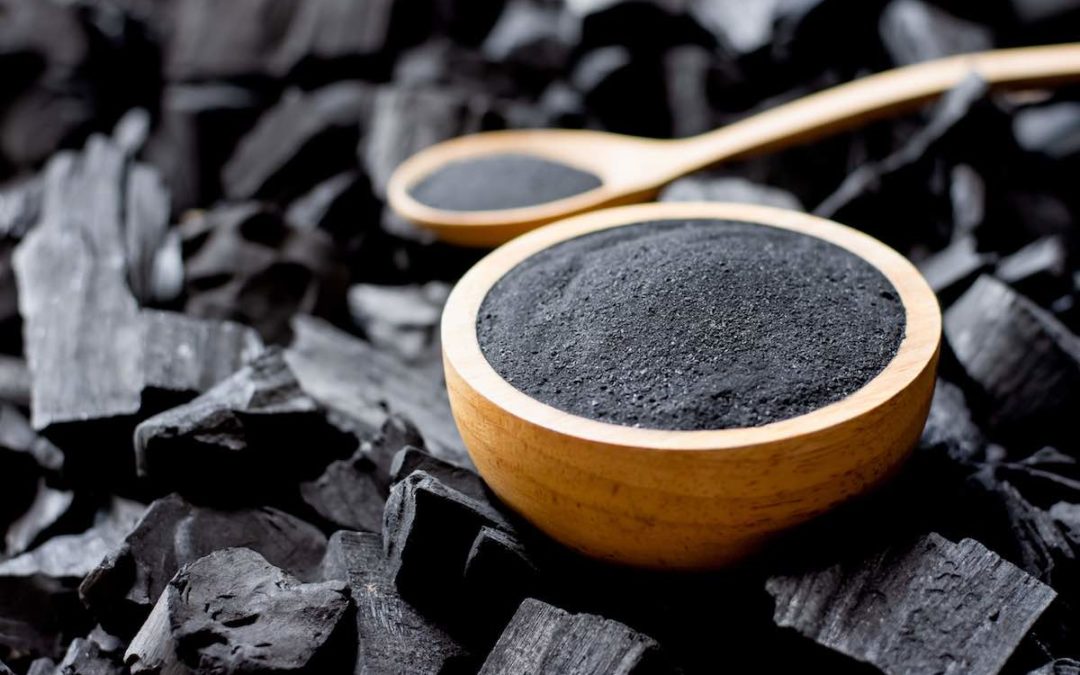 O carvão ativado é uma substância de origem vegetal que possui múltiplas funções. É utilizado para fins medicinais, terapêuticos, estéticos e também como um eficiente elemento purificador de água.