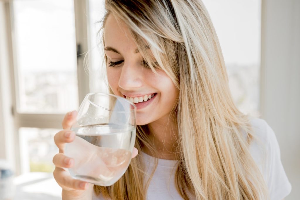 Água tratada e filtrada é a mais saudável e acessível se comparada com a água mineral - extraída de fontes naturais ou artificiais - traz benefícios à saúde humana.