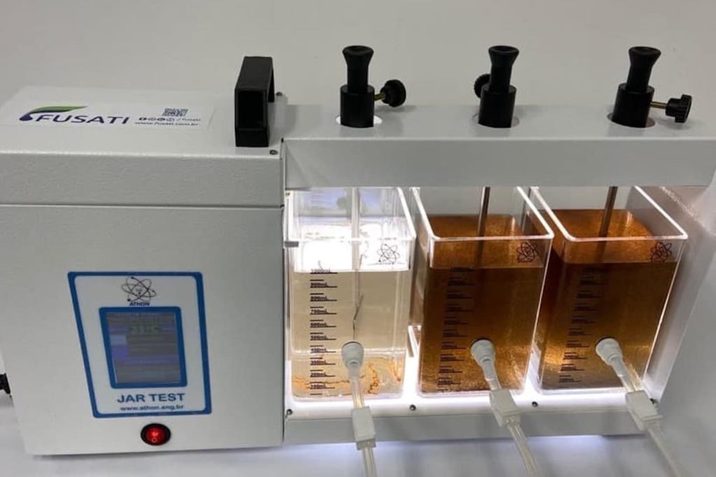 O jar test, ou ensaio de floculação, é um procedimento técnico fundamental para garantir o melhor desempenho das Estações de Tratamento de Água, de Esgotos e de Efluentes Industriais.