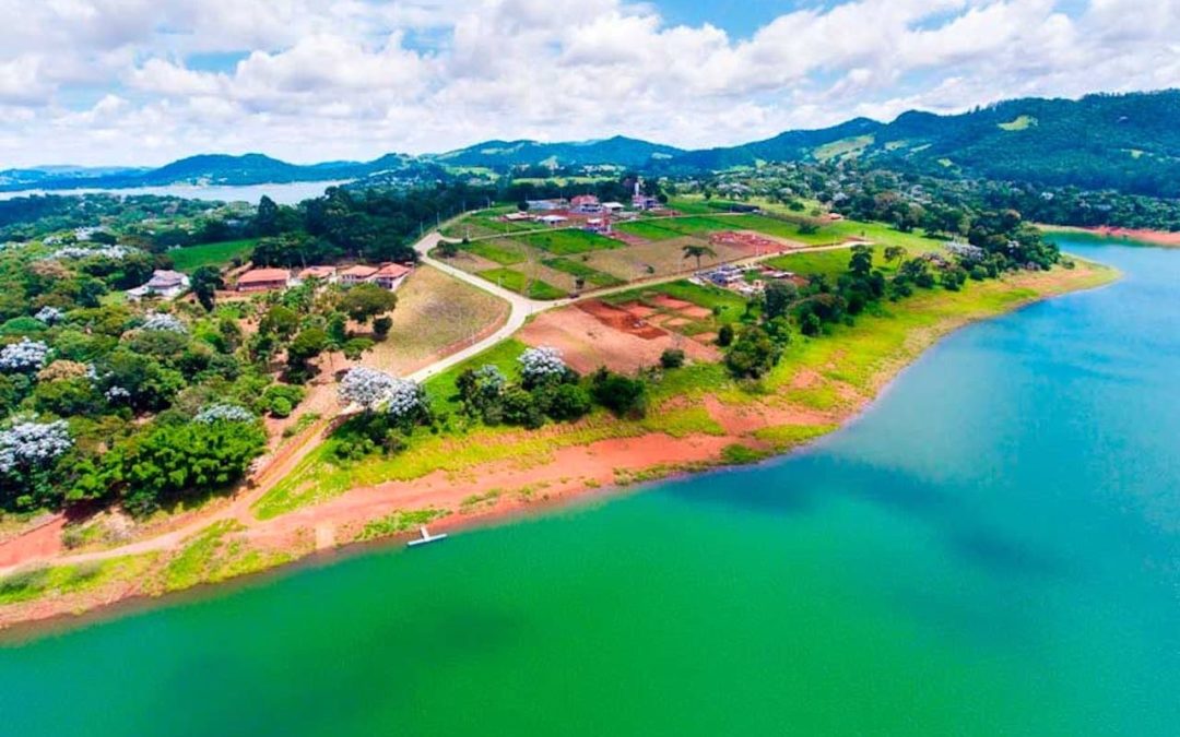 O Condomínio Palmas do Paiol localizado em Joanópolis/SP utiliza água da represa Jaguari/Jacareí para abastecer as casas. Sistema de Tratamento de Água FUSATI