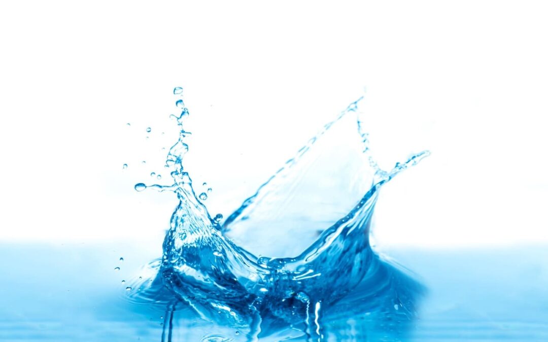 Durante muito tempo a água foi considerada uma substância incolor. Mas a ciência já provou que, apesar dessa impressão quase universal, na verdade a água é transparente e possui um tom ligeiramente azulado.