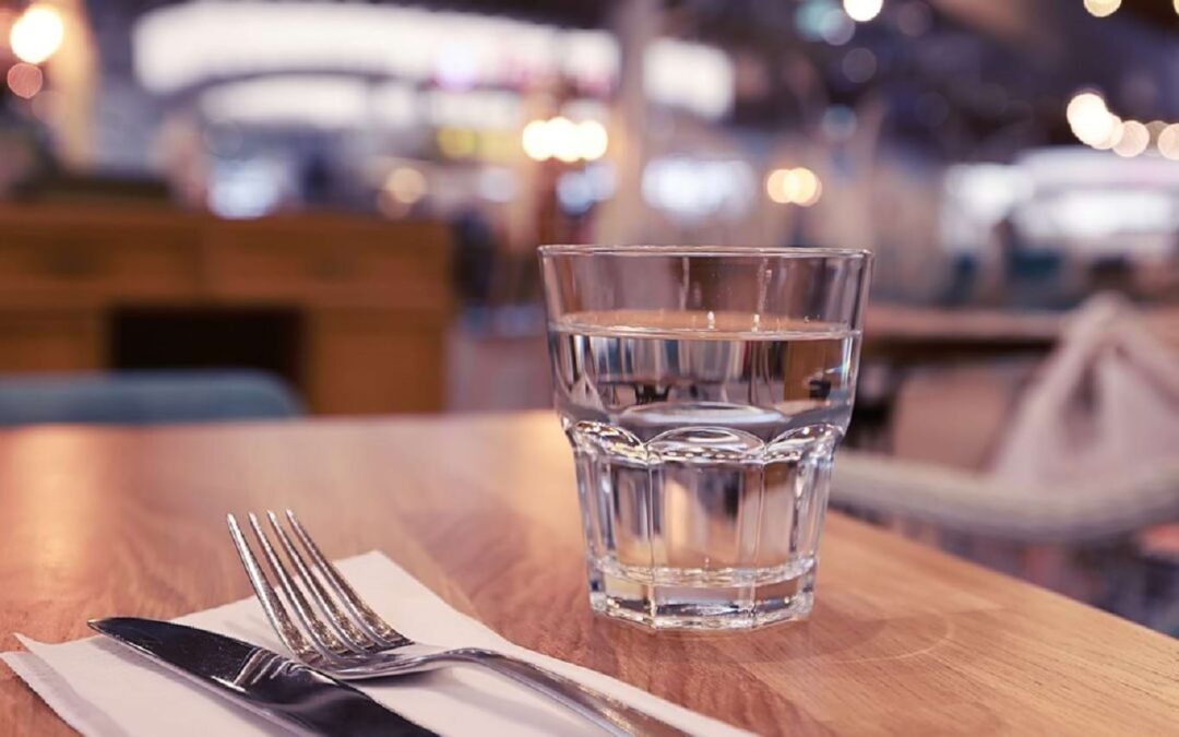 A nova lei que exige água filtrada gratuita em restaurantes destaca a necessidade de investir em um sistema de Filtro Central, assegurando Qualidade da água, Conformidade e Reforça o Compromisso com a Saúde dos Clientes.